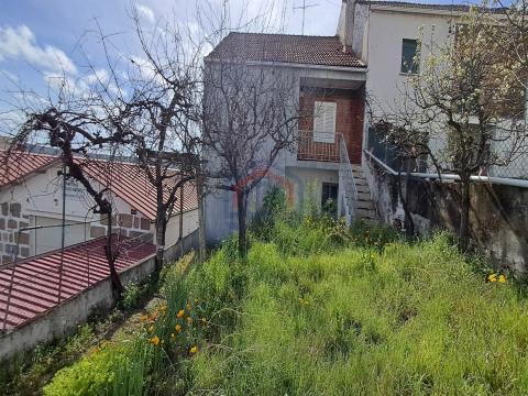 Moradia T2 com quintal e garagem em Miranda do Douro