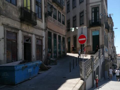 Prédio na baixa do Porto, em zona de percurso turístico