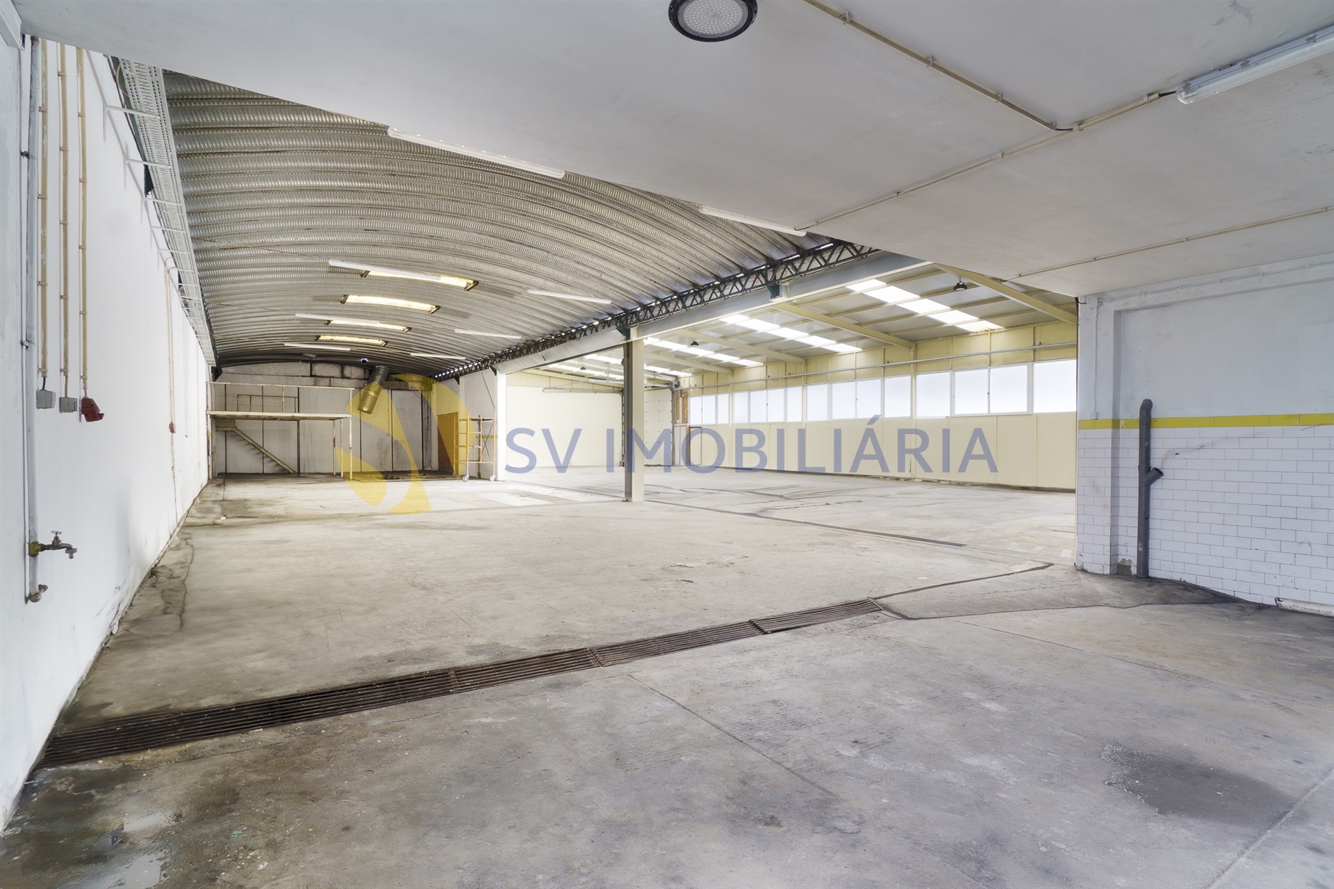 Espaço comercial de 660m² com logradouro à venda em Fânzeres