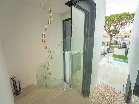 Villa moderne de 5 chambres avec piscine privée dans une copropriété exclusive de Vilamoura