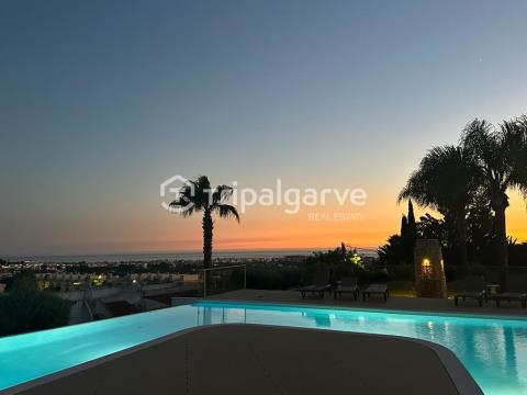 Villa de 4 chambres avec piscine, vue imprenable et proximité des plages et du golf à Albufeira.