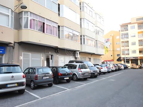 Apartamento T2 para venda, com terraço e varandas, localizado em Mem Martins.