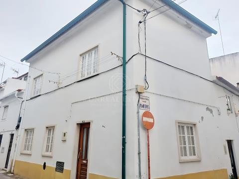 Moradia t4 para venda, localizada no centro histórico da cidade de Torres Novas.