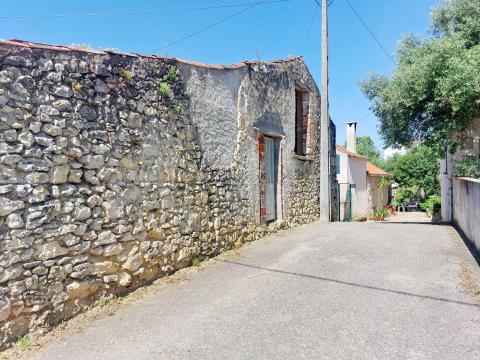 Moradia T4 para venda, situada na aldeia Carvalhal do Pombo, freguesia de Assentiz, em Torres Novas