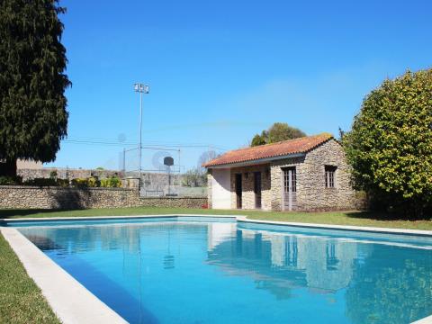 Ferme de 2,6 ha de construction solide, piscine, moulin, bord de rivière et à 30 minutes de Porto