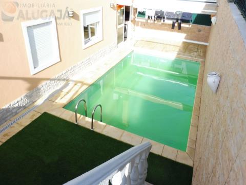 Moradia T4 com suíte, aquecimento central, piscina aquecida e área exterior com churrasqueira
