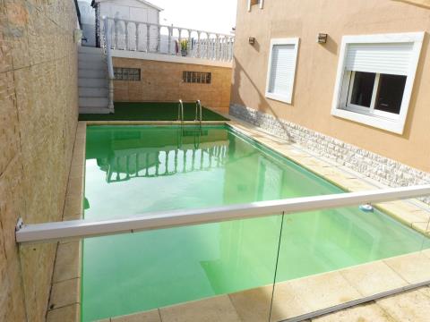 Moradia T4 com suíte, aquecimento central, piscina aquecida e área exterior com churrasqueira