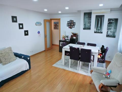 Floor of a 2 bedroom house in a cul-de-sac with garage, barbecue and excellent sun exposure