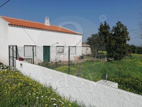 Maison w / 7 divisions pour la rénovation, Land 4440m2, Altura, Algarve