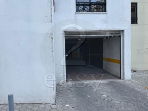 Garagem Tapada Mercês 41m2  portões automáticos