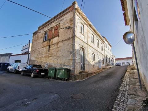 Edificio comercial con amplia terraza y patio trasero, recuperar, Alvalade, Santiago do Cacém
