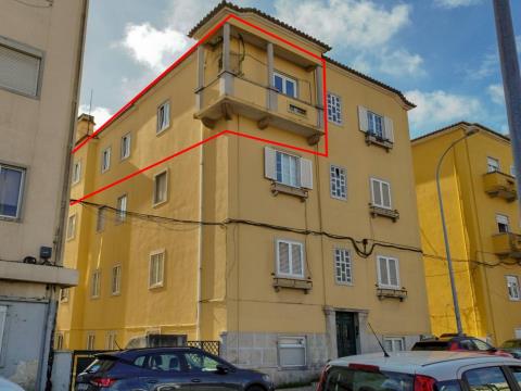 T2 lots of natural light, good condition and next to the Amadora train station