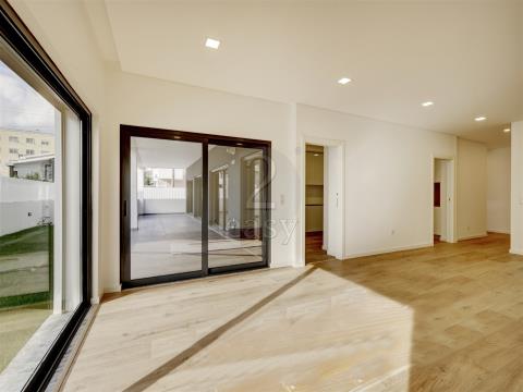 Spacious 3 bedroom apartment in Loures, with lots of natural light and quality finishes