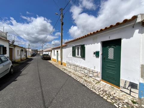 Villa de 2 dormitorios con patio trasero y anexos en Alvalade, Santiago do Cacém