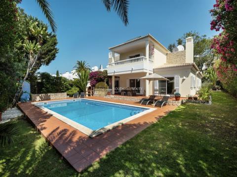 Charming 3 bedroom villa within walking distance of the center of Carvoeiro