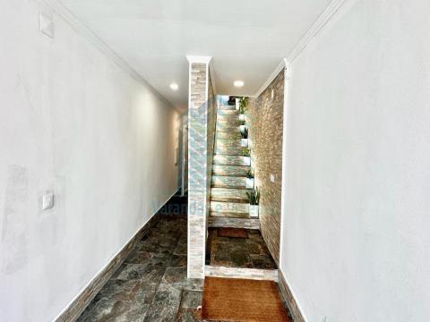 Casa reformada de 3 dormitorios en planta baja y 1er piso, con terraza, ubicada en Vila Nova, Tomar
