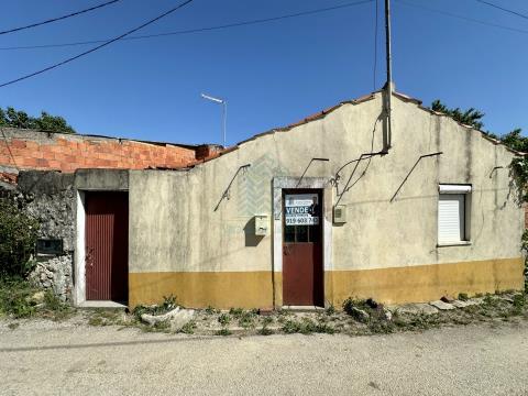 1 bedroom house to remodel, located in Valhelhas - Torres Novas