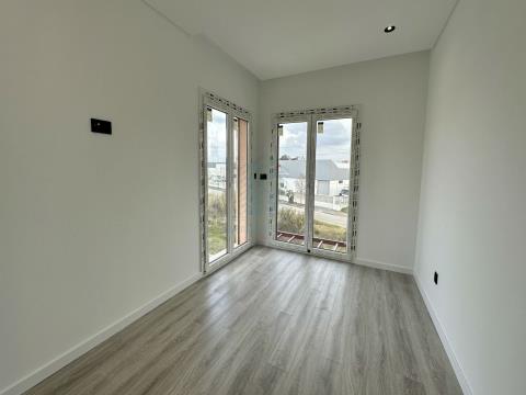 Apartamento T3 + 1 Duplex novo,  com Garagem e varandas - Torres Novas