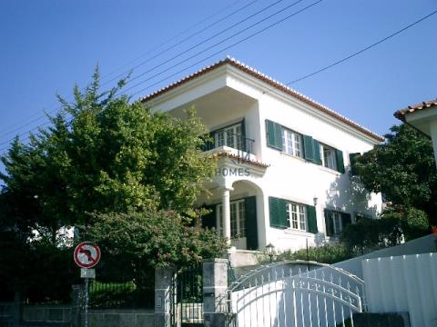 4+1 bedroom detached house in Cascais for rent.