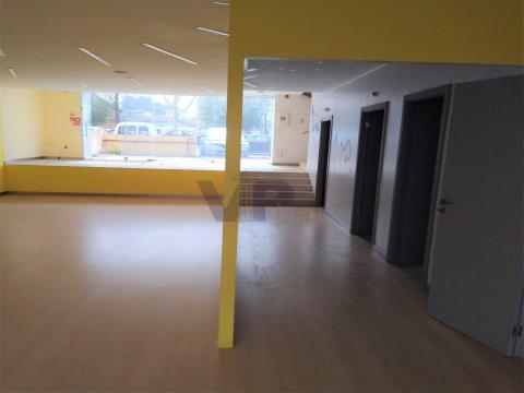 Excelente escritório c/ 2 pisos + estacionamento - Ao metro (H.S.João / Pólo Universitário)
