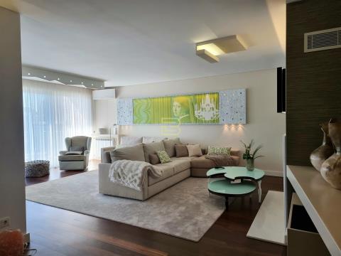 Luxury T4 apartment located near Jardim de Serralves in Foz do Douro.