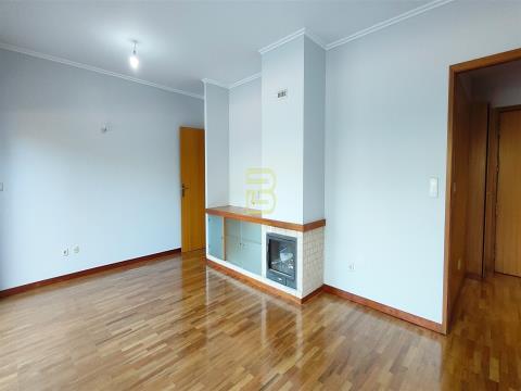 Appartement avec terrasse situé dans une résidence fermée au centre de Maia.